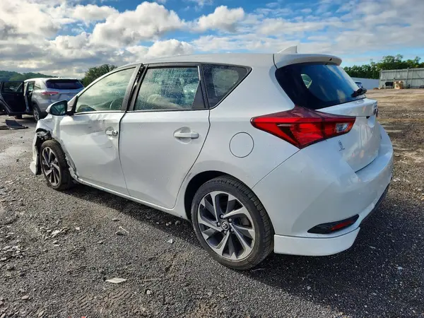JTNKARJE3JJ556413 2018 TOYOTA COROLLA - Image 2