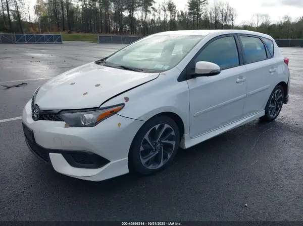 JTNKARJE3JJ561417 2018 TOYOTA COROLLA - Image 2