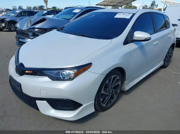 JTNKARJE3JJ561773 2018 TOYOTA COROLLA - Image 2
