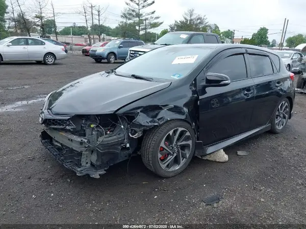 JTNKARJE3JJ566956 2018 TOYOTA COROLLA - Image 2