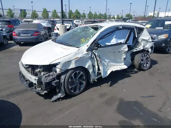 JTNKARJE5JJ556798 2018 TOYOTA COROLLA - Image 2