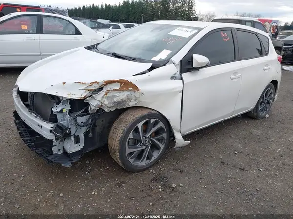 JTNKARJE5JJ560575 2018 TOYOTA COROLLA - Image 2