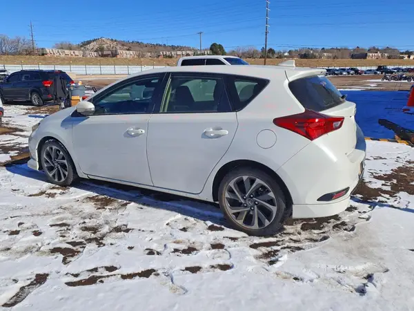 JTNKARJE5JJ572760 2018 TOYOTA COROLLA - Image 2