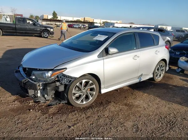 JTNKARJE6JJ553909 2018 TOYOTA COROLLA - Image 2