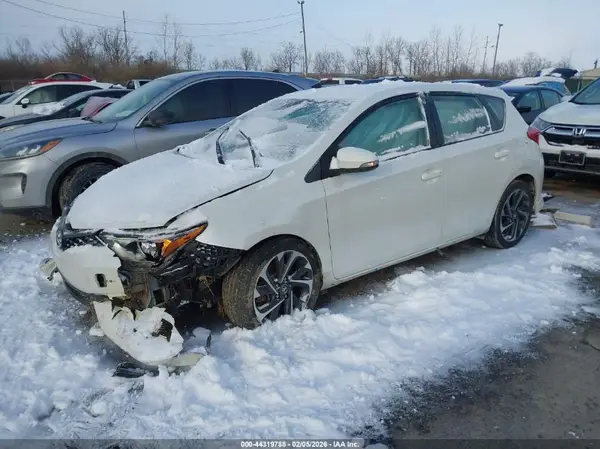 JTNKARJE6JJ564702 2018 TOYOTA COROLLA - Image 2