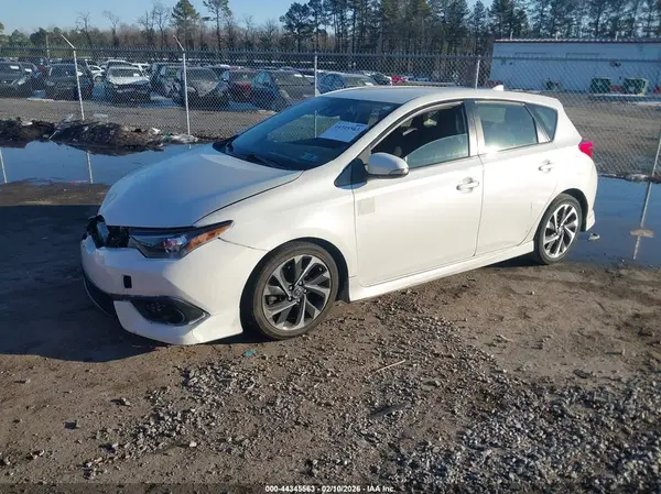 JTNKARJE8JJ556133 2018 TOYOTA COROLLA - Image 2