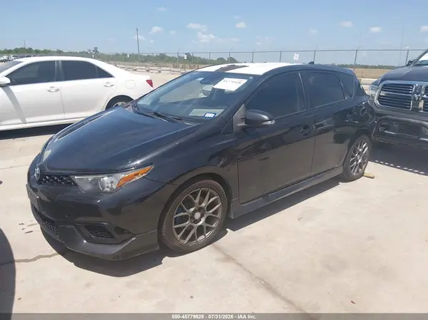 JTNKARJE8JJ562093 2018 TOYOTA COROLLA - Image 2