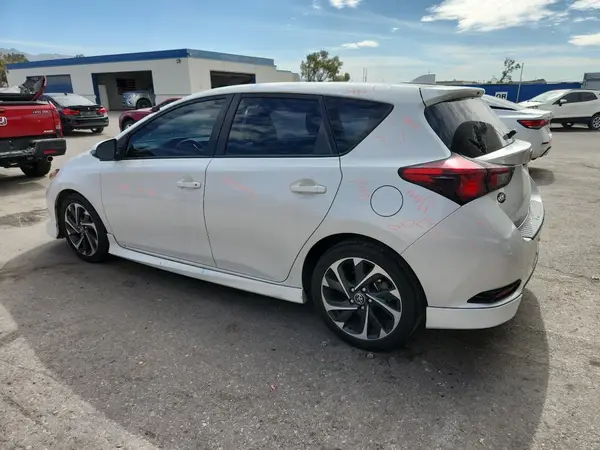 JTNKARJE8JJ567634 2018 TOYOTA COROLLA - Image 2