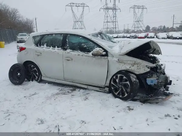 JTNKARJE8JJ574499 2018 TOYOTA COROLLA - Image 1