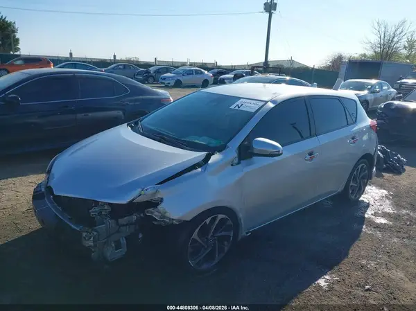 JTNKARJE9JJ569361 2018 TOYOTA COROLLA - Image 2