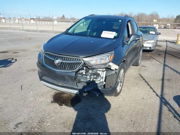 KL4CJASBXJB698633 2018 BUICK ENCORE - Image 2