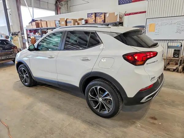 KL4MMDS21NB107642 2022 BUICK ENCORE - Image 2