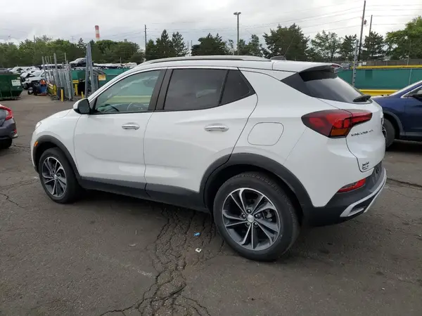 KL4MMDS28NB142758 2022 BUICK ENCORE - Image 2