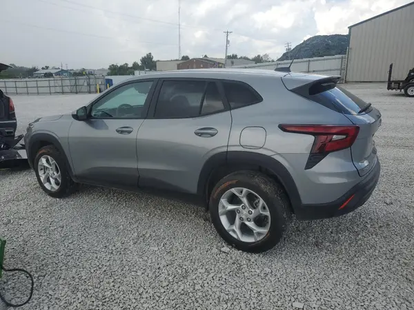 KL77LFE20RC045953 2024 CHEVROLET TRAX - Image 2
