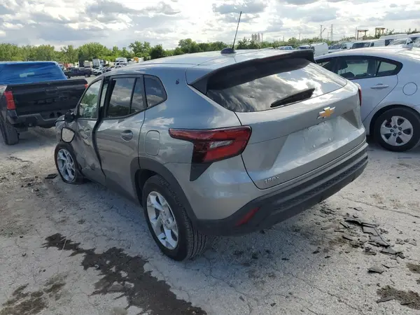 KL77LFE20RC132977 2024 CHEVROLET TRAX - Image 2