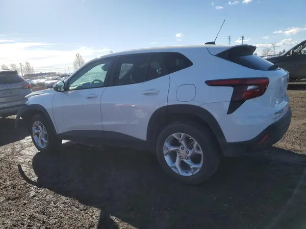 KL77LFE20SC015776 2025 CHEVROLET TRAX - Image 2