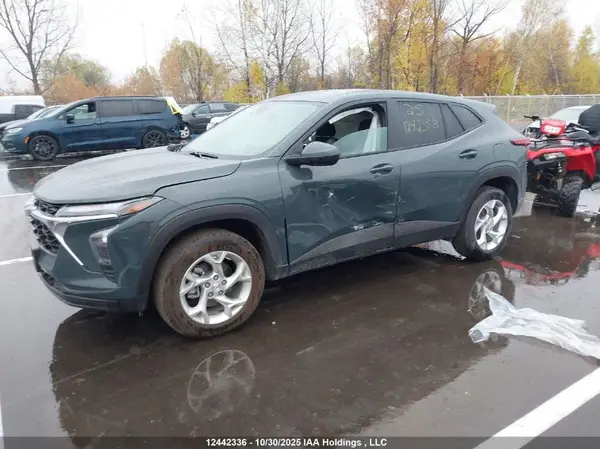 KL77LFE20SC319559 2025 CHEVROLET TRAX - Image 2