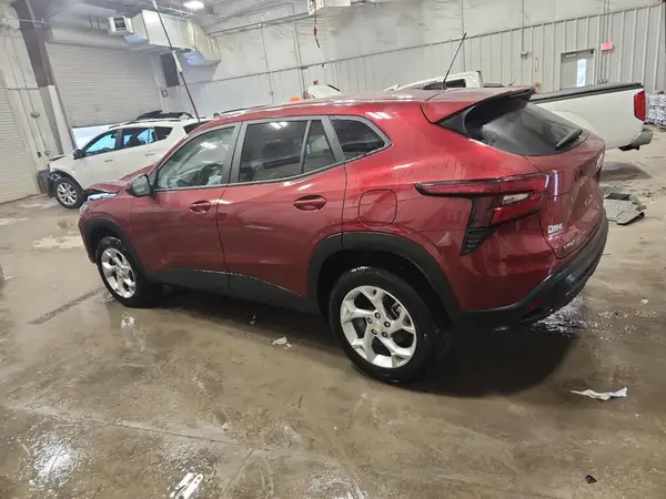 KL77LFE21RC008930 2024 CHEVROLET TRAX - Image 2