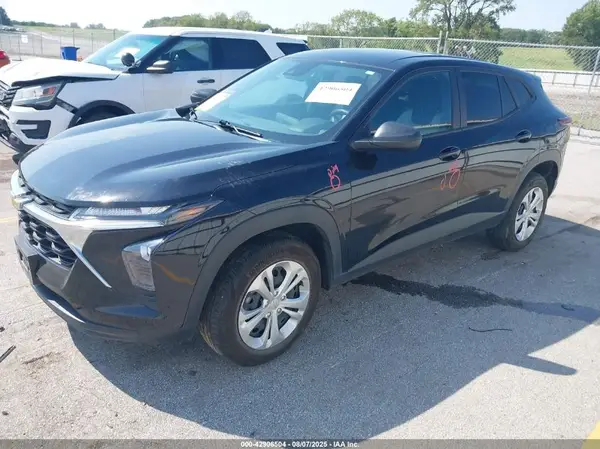 KL77LFE21RC025677 2024 CHEVROLET TRAX - Image 2