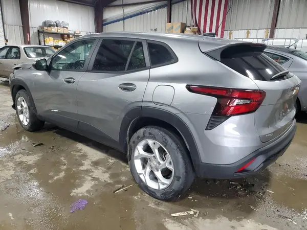 KL77LFE21RC039661 2024 CHEVROLET TRAX - Image 2