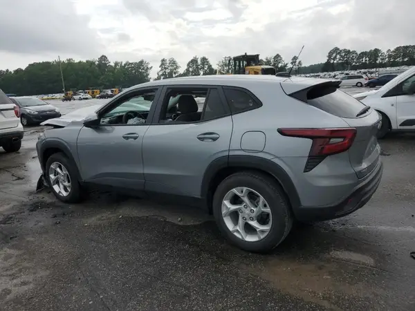 KL77LFE21RC115380 2024 CHEVROLET TRAX - Image 2