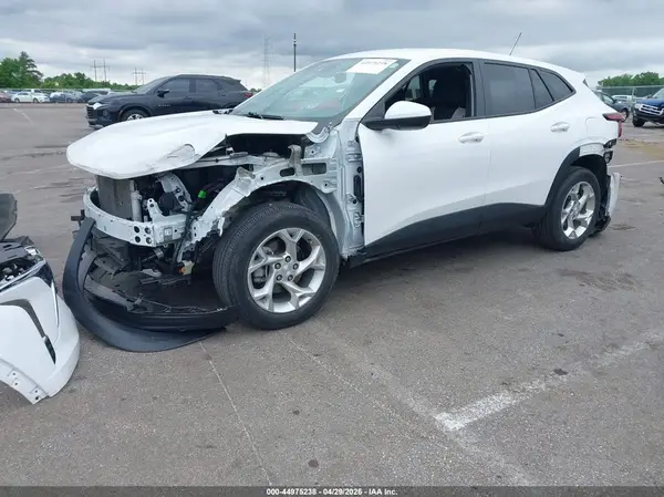 KL77LFE21RC136116 2024 CHEVROLET TRAX - Image 2