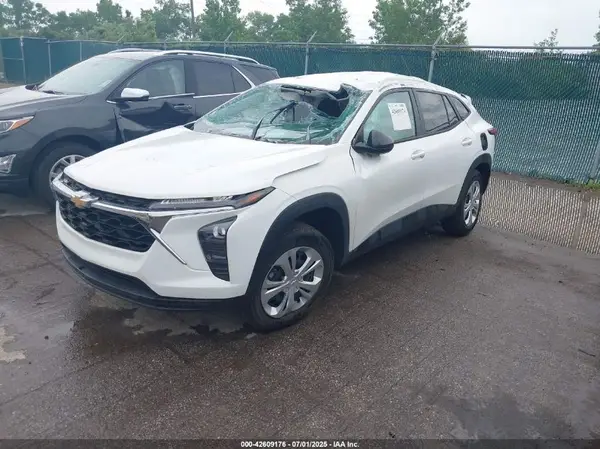 KL77LFE21RC136245 2024 CHEVROLET TRAX - Image 2