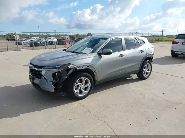 KL77LFE21RC140568 2024 CHEVROLET TRAX - Image 2
