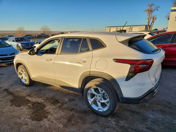 KL77LFE21RC142322 2024 CHEVROLET TRAX - Image 2