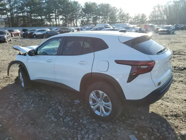 KL77LFE21RC142840 2024 CHEVROLET TRAX - Image 2