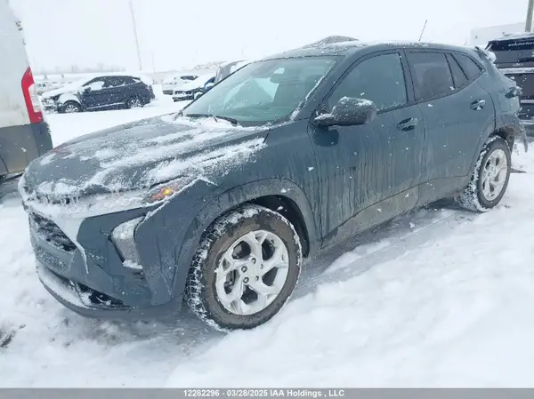 KL77LFE21SC051296 2025 CHEVROLET TRAX - Image 2