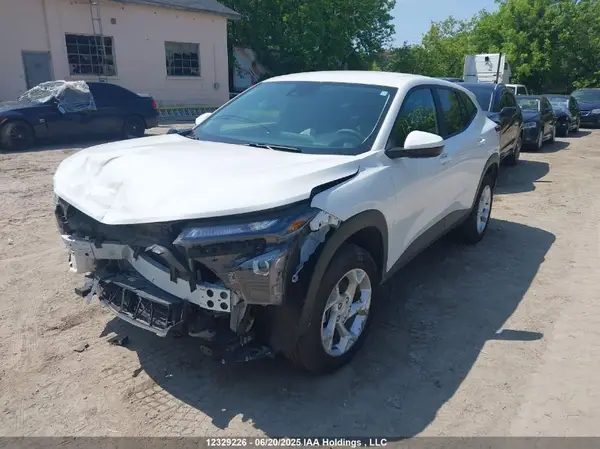 KL77LFE21SC072343 2025 CHEVROLET TRAX - Image 2