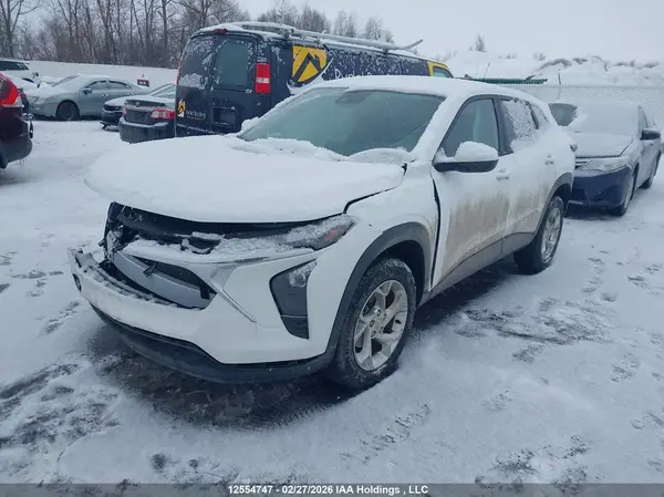 KL77LFE21SC333888 2025 CHEVROLET TRAX - Image 2