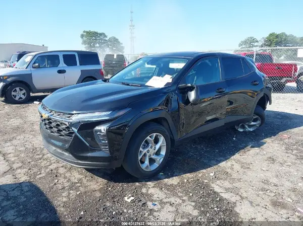 KL77LFE22RC020469 2024 CHEVROLET TRAX - Image 2