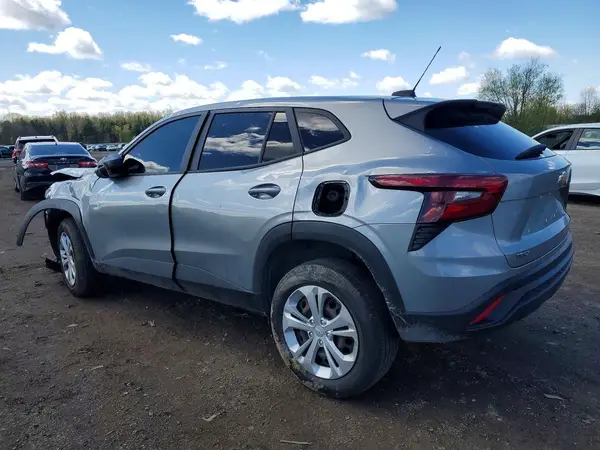 KL77LFE22RC037076 2024 CHEVROLET TRAX - Image 2