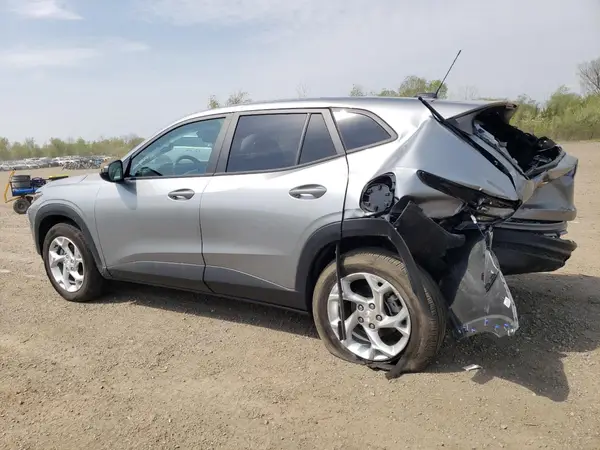 KL77LFE22RC041760 2024 CHEVROLET TRAX - Image 2