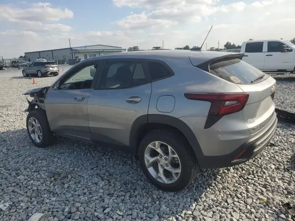 KL77LFE22RC045971 2024 CHEVROLET TRAX - Image 2