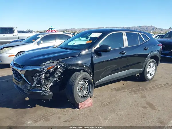 KL77LFE22RC081143 2024 CHEVROLET TRAX - Image 2