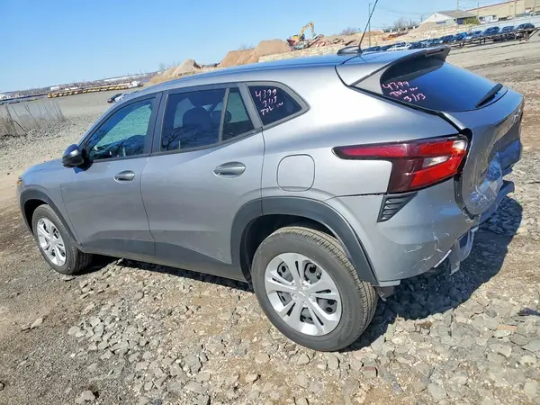 KL77LFE22RC091722 2024 CHEVROLET TRAX - Image 2