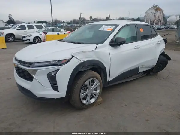 KL77LFE22RC094927 2024 CHEVROLET TRAX - Image 2