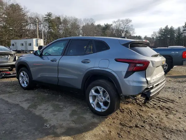 KL77LFE22RC103867 2024 CHEVROLET TRAX - Image 2