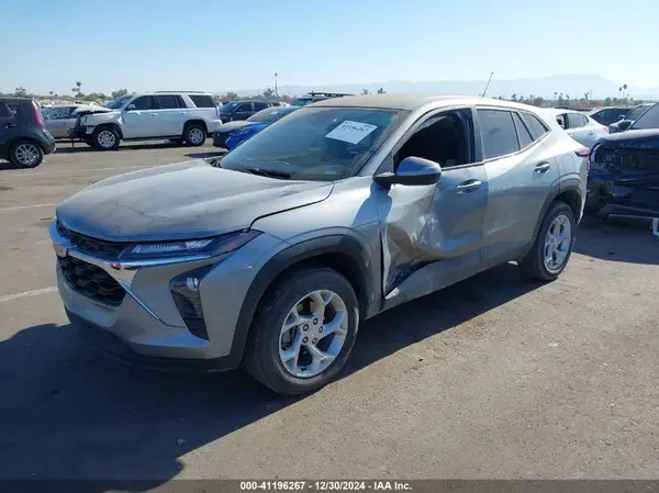 KL77LFE22RC135928 2024 CHEVROLET TRAX - Image 2