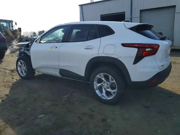 KL77LFE22RC146251 2024 CHEVROLET TRAX - Image 2