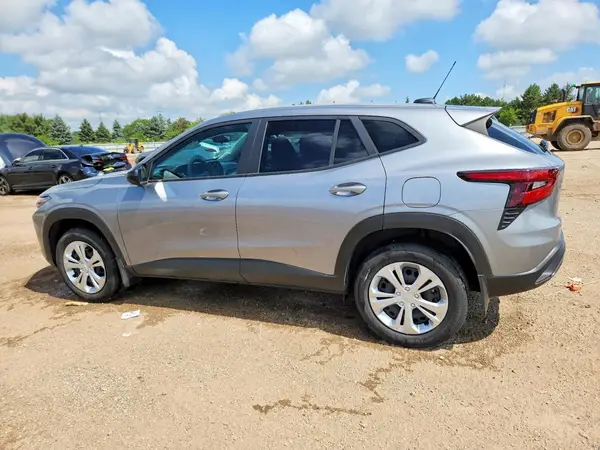 KL77LFE22RC232627 2024 CHEVROLET TRAX - Image 2