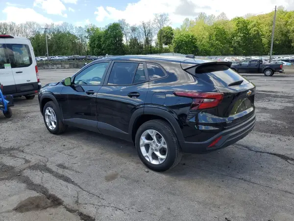 KL77LFE23RC021873 2024 CHEVROLET TRAX - Image 2