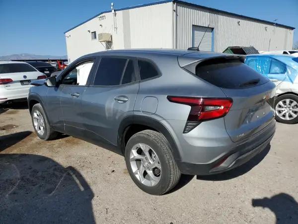 KL77LFE23RC059944 2024 CHEVROLET TRAX - Image 2