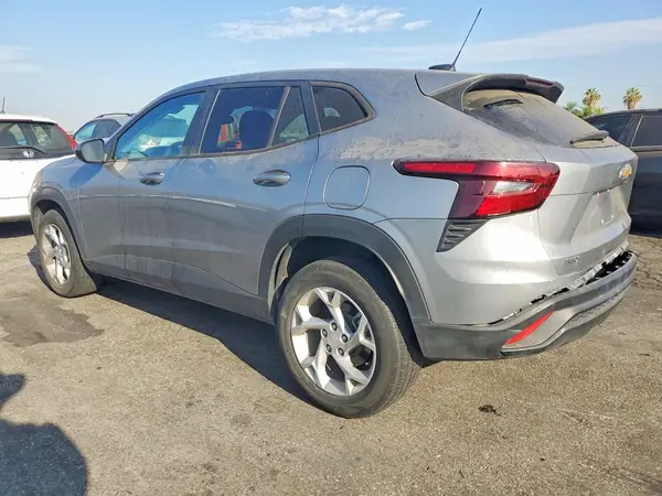 KL77LFE23RC078882 2024 CHEVROLET TRAX - Image 2