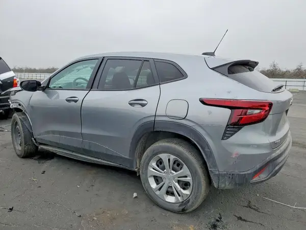 KL77LFE23RC094497 2024 CHEVROLET TRAX - Image 2