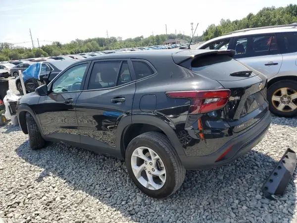 KL77LFE23RC100492 2024 CHEVROLET TRAX - Image 2