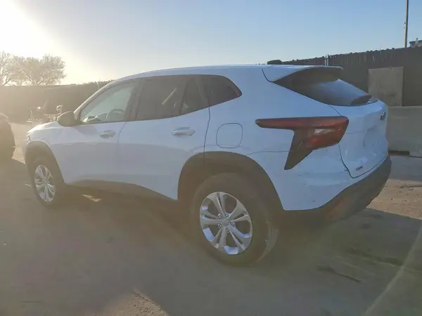 KL77LFE23RC123318 2024 CHEVROLET TRAX - Image 2